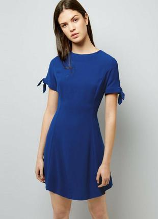 Яркое синее платье ультрамарин