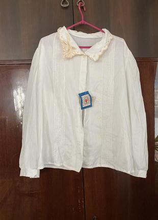 Белая блузка с вышивкой на пуговицах с воротником