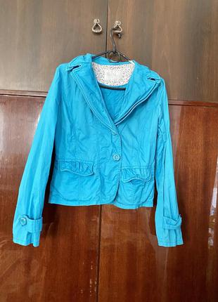 Яркий легкий голубой пиджак с воротником и карманами