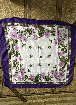 Легкий фиолетово-белый платок с цветами