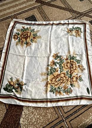 Легкий белый платок с цветами