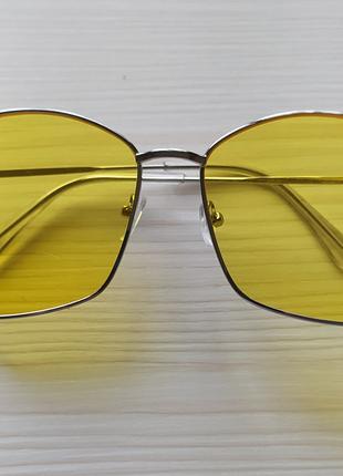 Яркие солнцезащитные очки для лета
