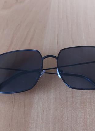 Солнцезащитные квадратные очки в металлической оправе