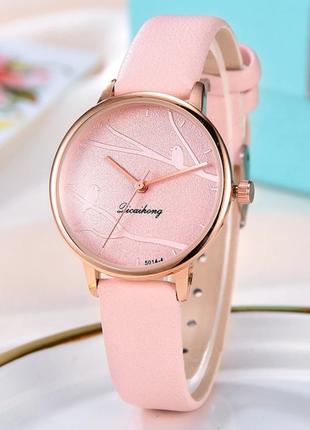 Высококачественные женские часы в розовом цвете
