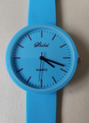 Часы наручные женские силиконовые в голубом цвете.