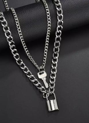 Многослойное ожерелье- цепочка с подвесками в форме замка и кл...