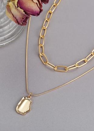 Многослойное ожерелье с подвеской в золотом цвете.