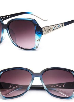 Женские солнцезащитные очки с градиентными стеклами в синей оп...