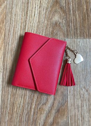 Женский кошелёк красного цвета с кисточками