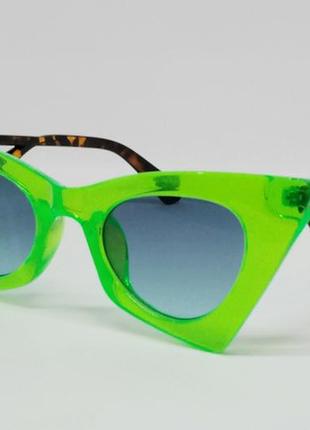 Стильные женские солнцезащитные очки оригинального дизайна ярк...