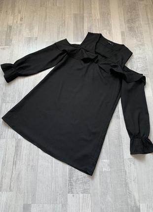 Чёрное платье с вырезанными плечами