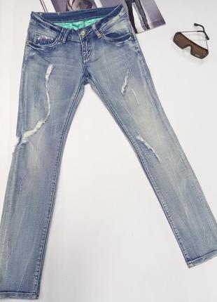 Оригинальные женские джинсы с дырками