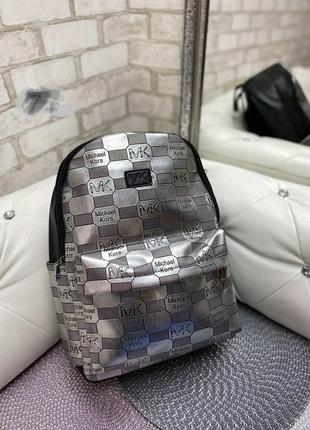 Сріблястий рюкзак міський