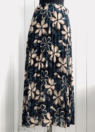 Красивая плиссированная длинная юбка .с цветочным принтом .