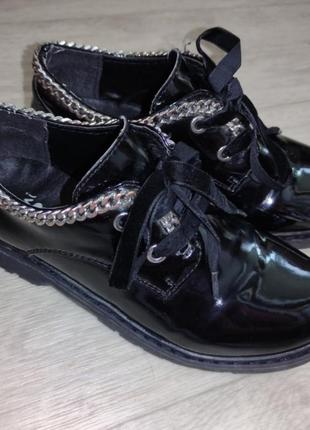 Детские черные лаковые туфли с цепочкой 33р 21см