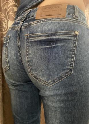 Женские джинсы motivi