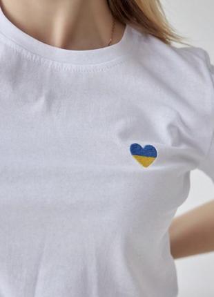 Патриотическая футболка с вышивкой сердце украина