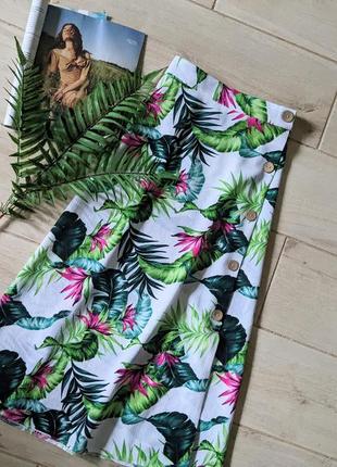 Яркая летняя юбка миди в тропический принт с пуговицами