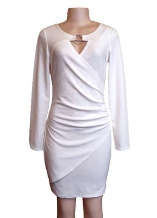 Шикарное белое платье с красивым декольте и драпировками