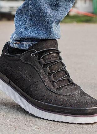 Кросівки чорного кольору від турецького виробника