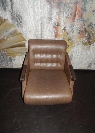 Крісло м'яке коричневого кольору з кожзаму