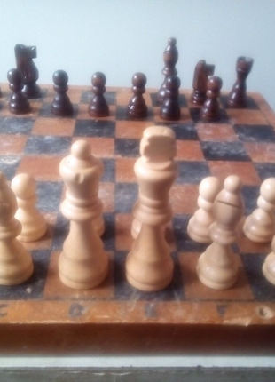 Шахматные фигурки деревянные резные