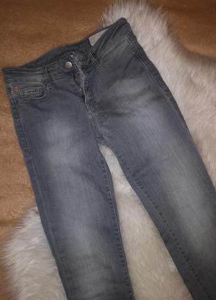 Серые джинсы скини  завышенная посадка