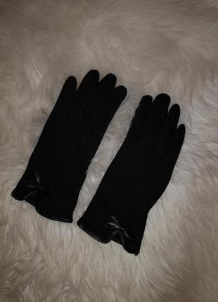 Зручні теплий рукавички з бантиком на флісі і сенсорним пальцем