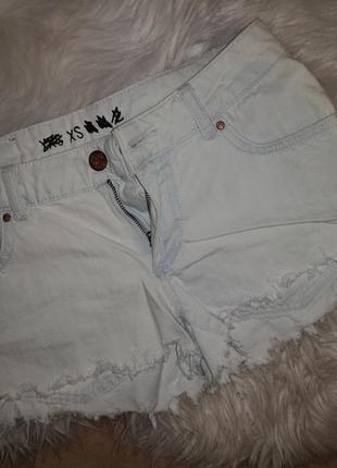 Классные белые короткие джинсовые шорты