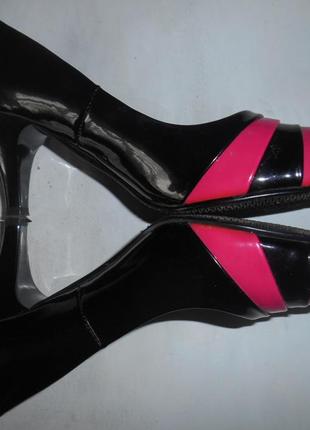 Лаковые туфли чёрно-розовые