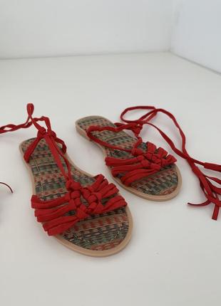 Нові босоніжки/сандалі замшеві червоні на зав’язках bali hook,...