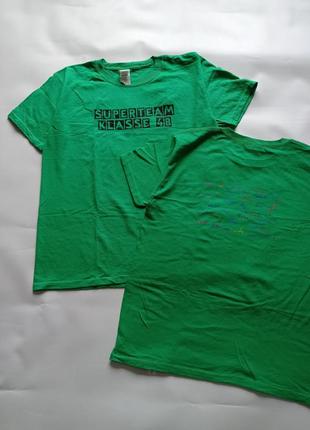 Gildan. зелёная футболка с принтом. m и l размер.