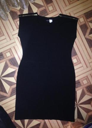 Черное трикотажное платье