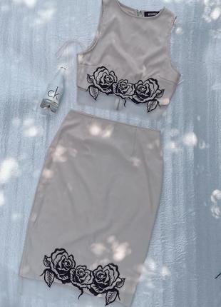 Модный женский костюм двойка, топ и юбка бежевого нюдового цве...