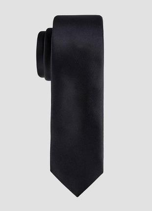 Черный галстук узкий в рубчик