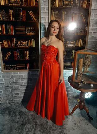 Червона вечірня сукня