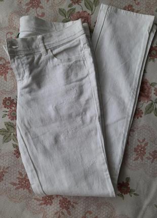 Белые джинсы потертые
