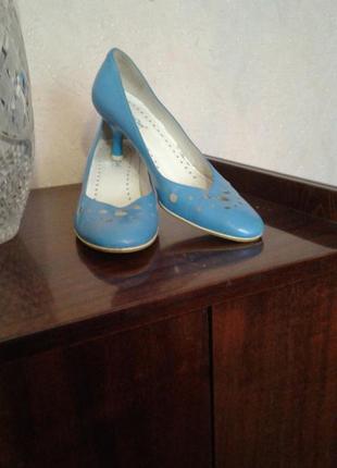 Ярко-голубые кожаные туфельки,испания,37 р..