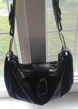 Чорна шкіряна сумка в стилі бродяга.