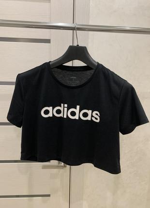 Укороченая коротка футболка топ adidas чорна