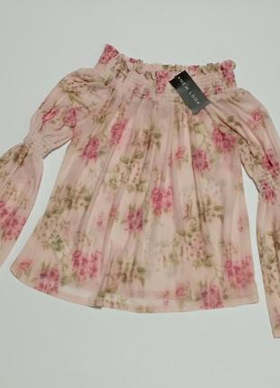 Блуза с цветочным принтом.