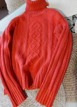 Теплый свитер кирпичного цвета