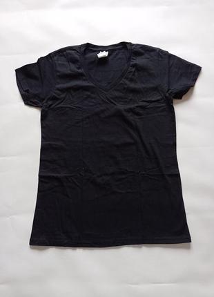 Gildan. чёрная футболка с вырезом мысиком. s размер.
