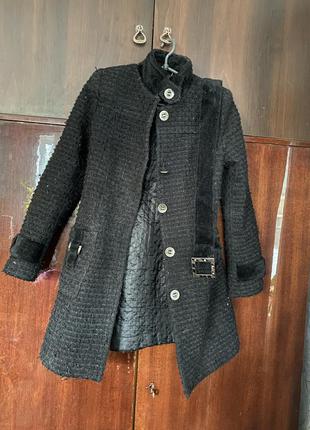 Чёрное пальто с поясом и капюшоном