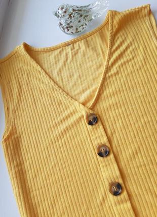 Яркий топ футболка блузка с контрастными  пуговицами