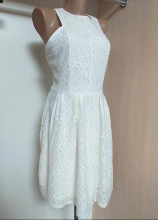Белое кружевное платье с оригинальной спинкой