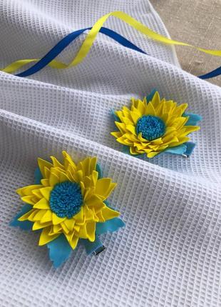Шпильки з жовто-блакитними квітами