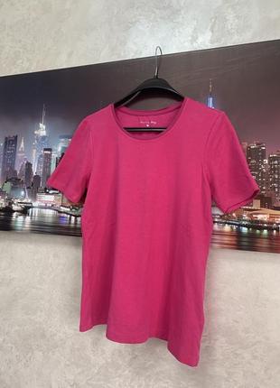 Яскрава рожева футболка