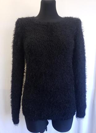 Мохнатый чёрный пуловер с лёгким блеском