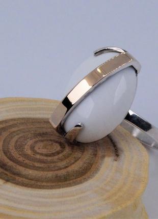 Кольцо серебряное с кахолонгом и золотой напайкой 925/585 пробы.